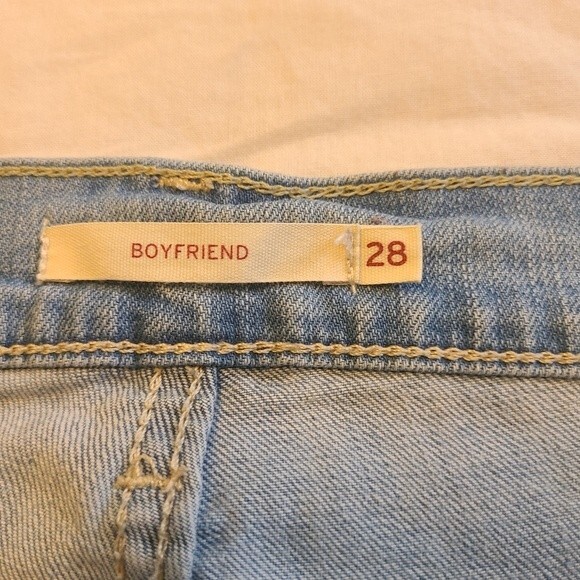 Levi's boyfriend fit light wash denim size 28 - Picture 4 of 7